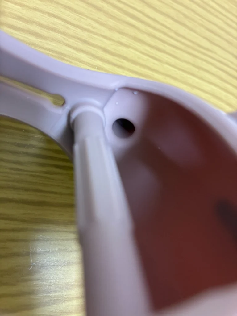 かみかみチキンの内部の画像。手の空洞に水滴がたまりくいことを表している
