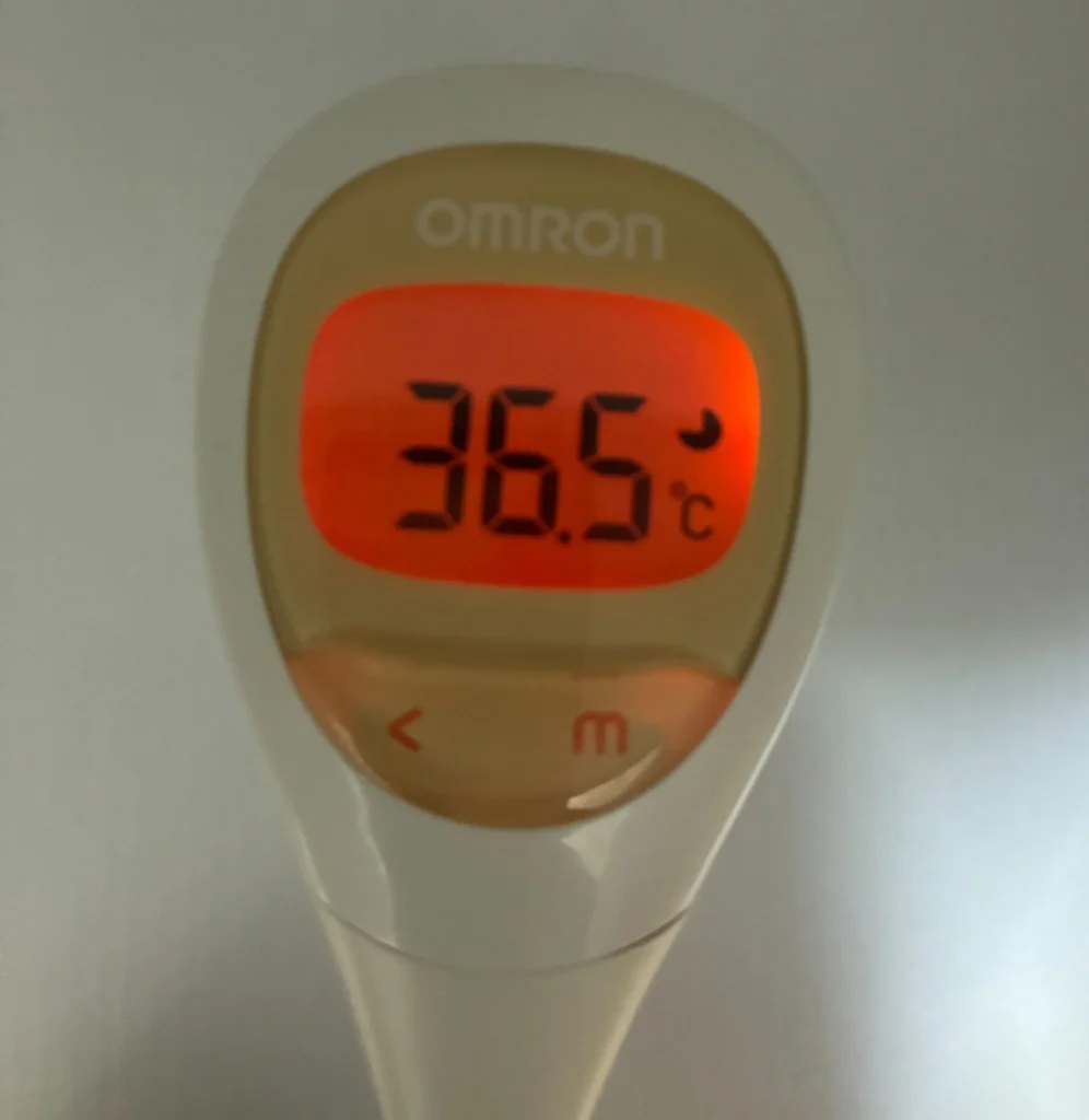 オムロン けんおんくんのバックライトが点灯して体温36.5℃を表示している画面