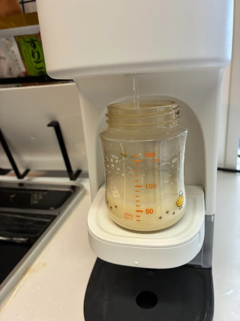 ミルスマートから哺乳瓶へ調乳水を抽出している様子