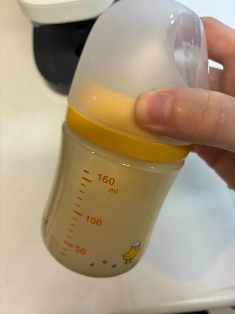 ミルスマートで調乳したミルクが入った哺乳瓶