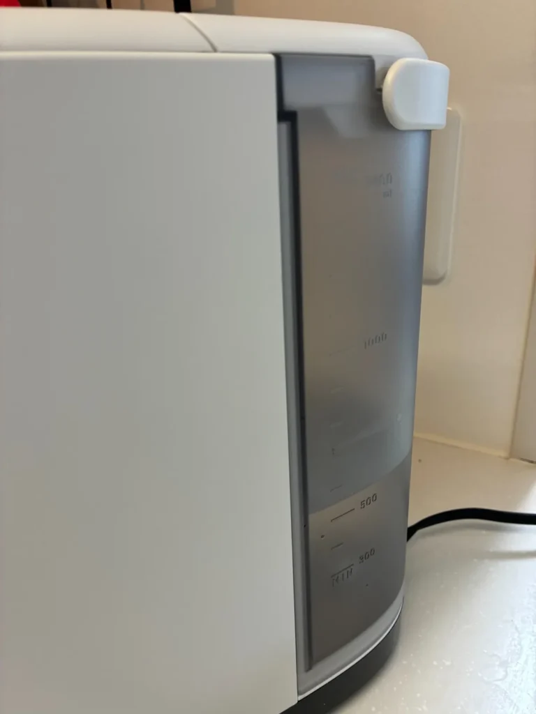 ミルスマート本体側面の水タンクと容量目盛り