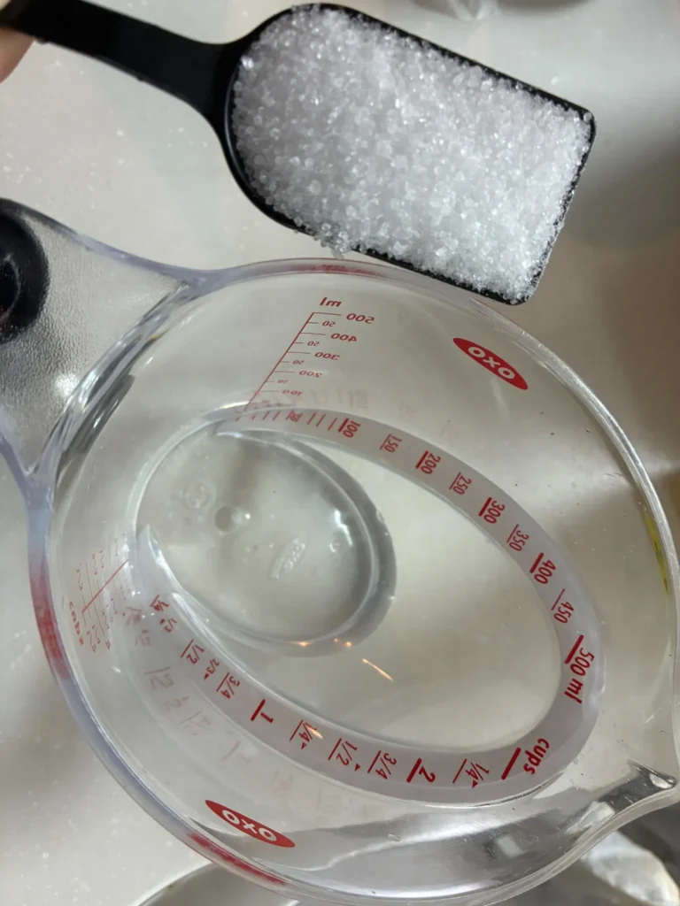 ピジョン ポチっとのお手入れでクエン酸と水を混ぜる様子