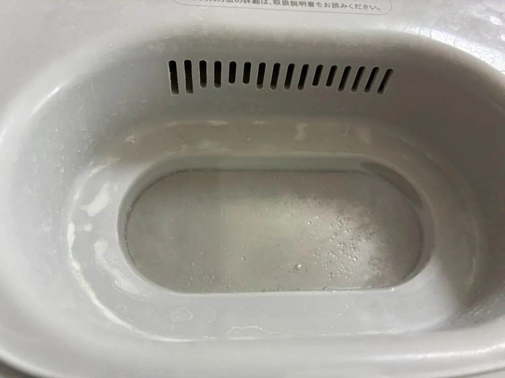 ピジョン ポチっとのヒーター部にクエン酸と水の混合液を入れた様子