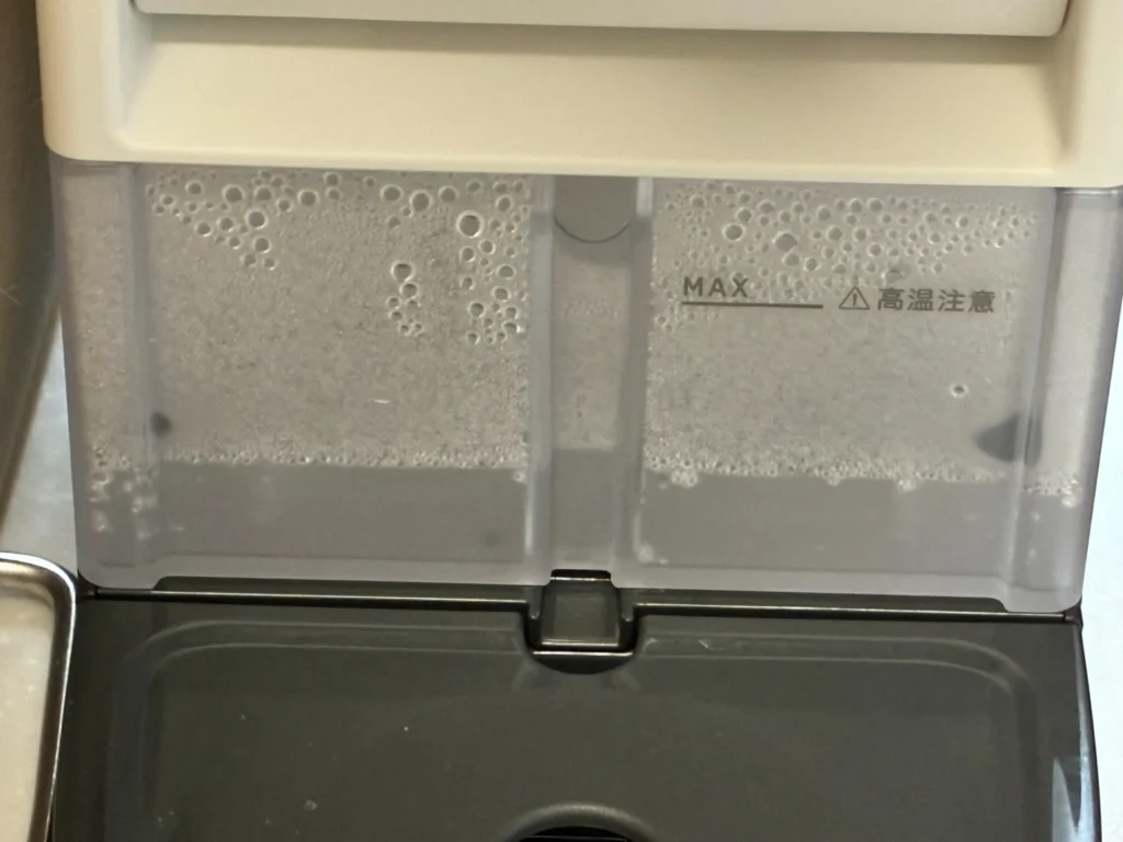 ピジョン ミルスマートの排水受けに約3分の1程度の排水が溜まっている様子